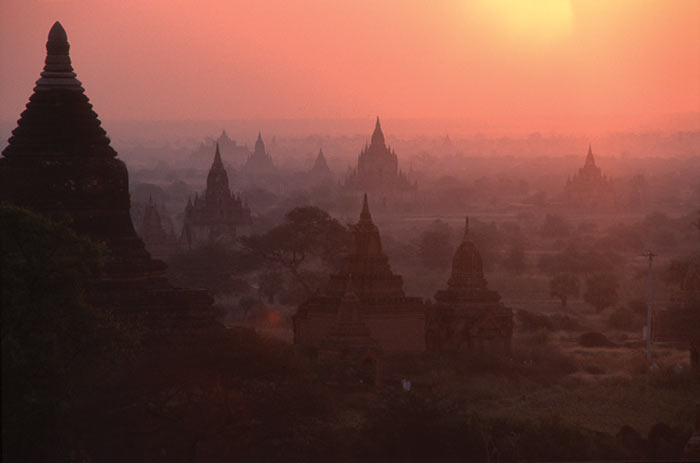 Sonnenaufgang über den Tempeln und Pagoden von Bagan, Foto: Jörg Sefert