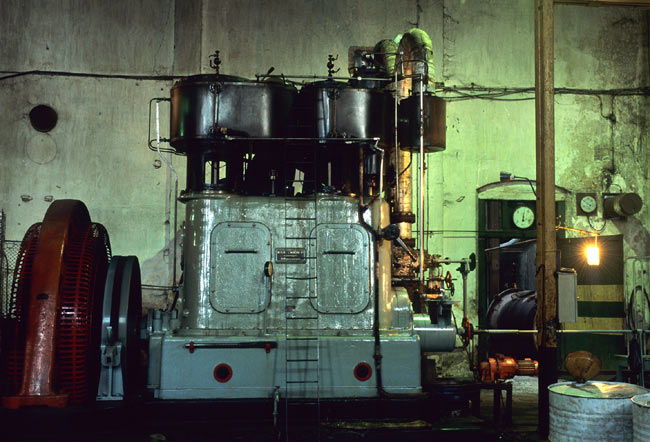 Vertikale, zweizylindige Hochgeschwindigkeitsdampfmaschine in Pagottan