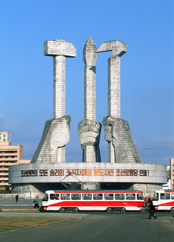 Arbeiterparteidenkmal und Straßbenbahn in Pjöngjang