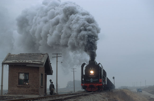 QJ 6429 hämmert am frühen Morgen durch einen Bahnhof an der Strecke Pucheng - Baishui
