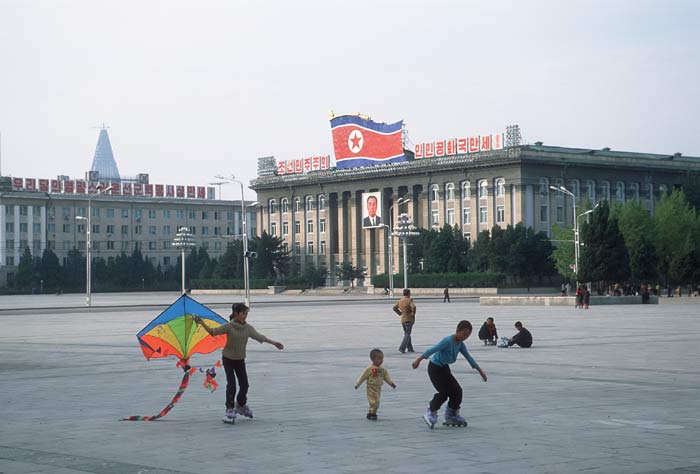 Kinder spielen auf dem Kim Il Sung Platz