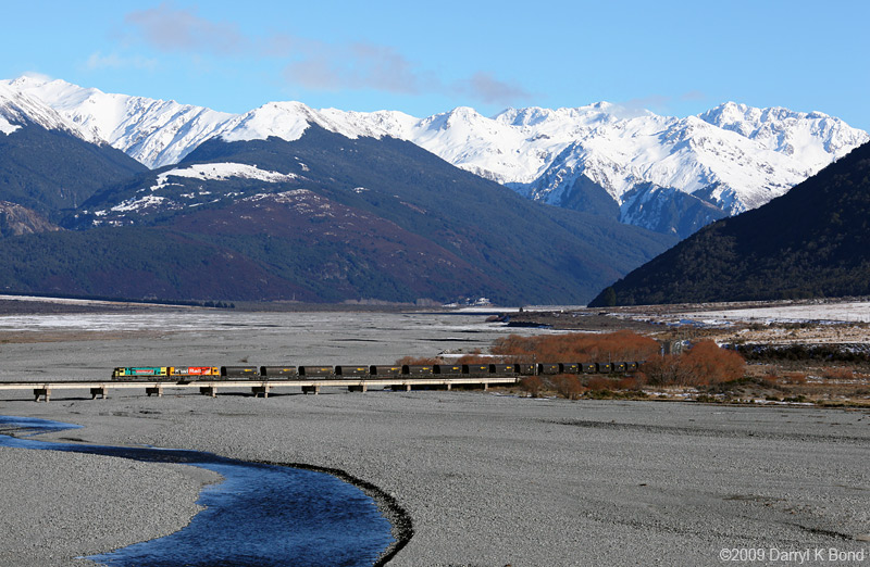 New Zealand: Miidland Line: Waimakariri river bridge, photo: Darryl K. Bond