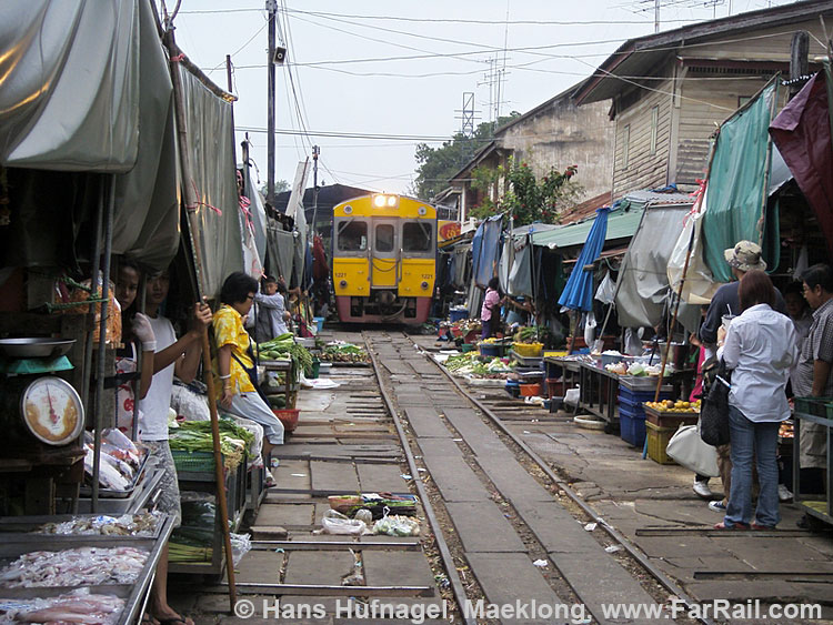 Mae Klong: Fahrt durch den Markt